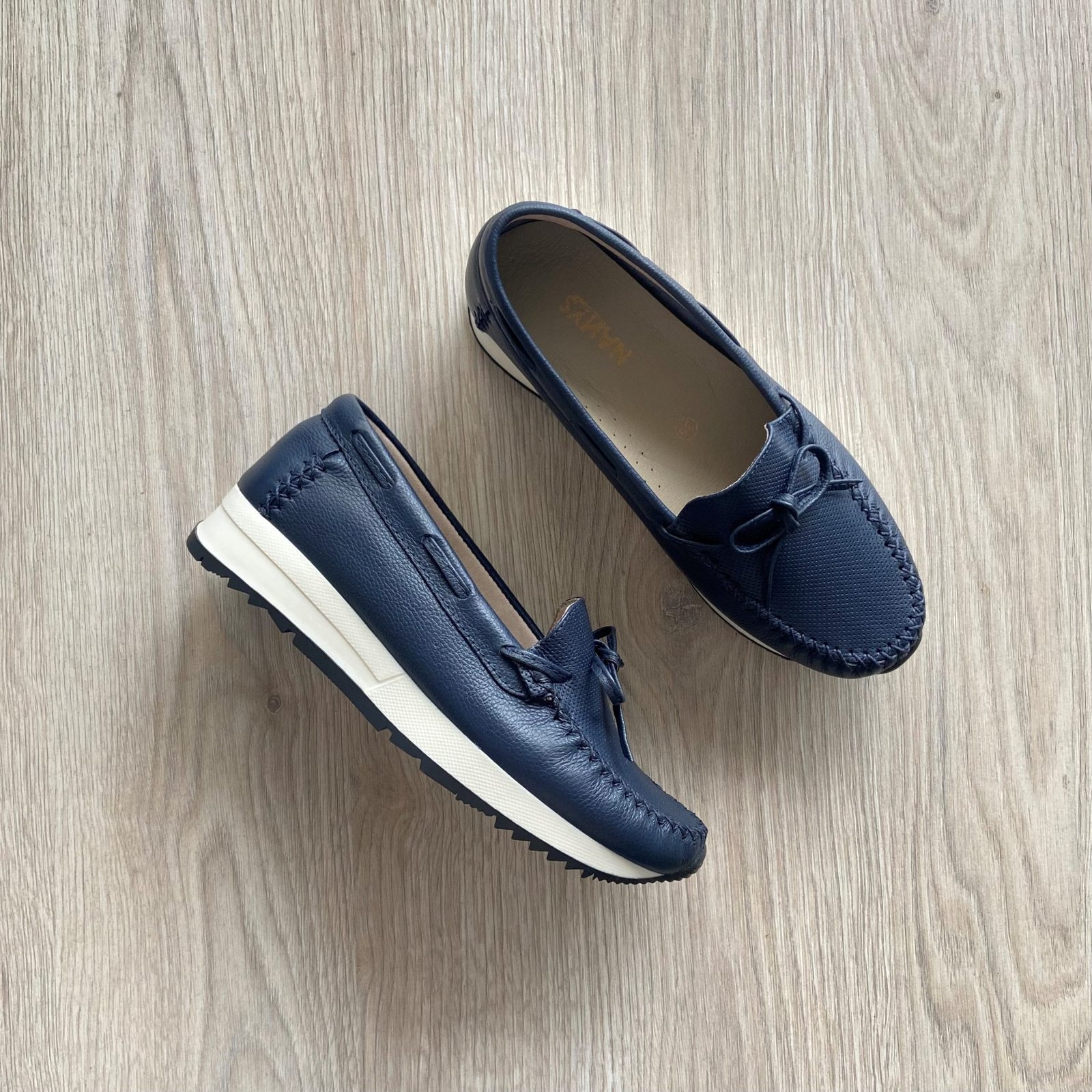 Mocasines azules en cuero con moño - Imagen 4