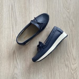 Mocasines azules en cuero con moño