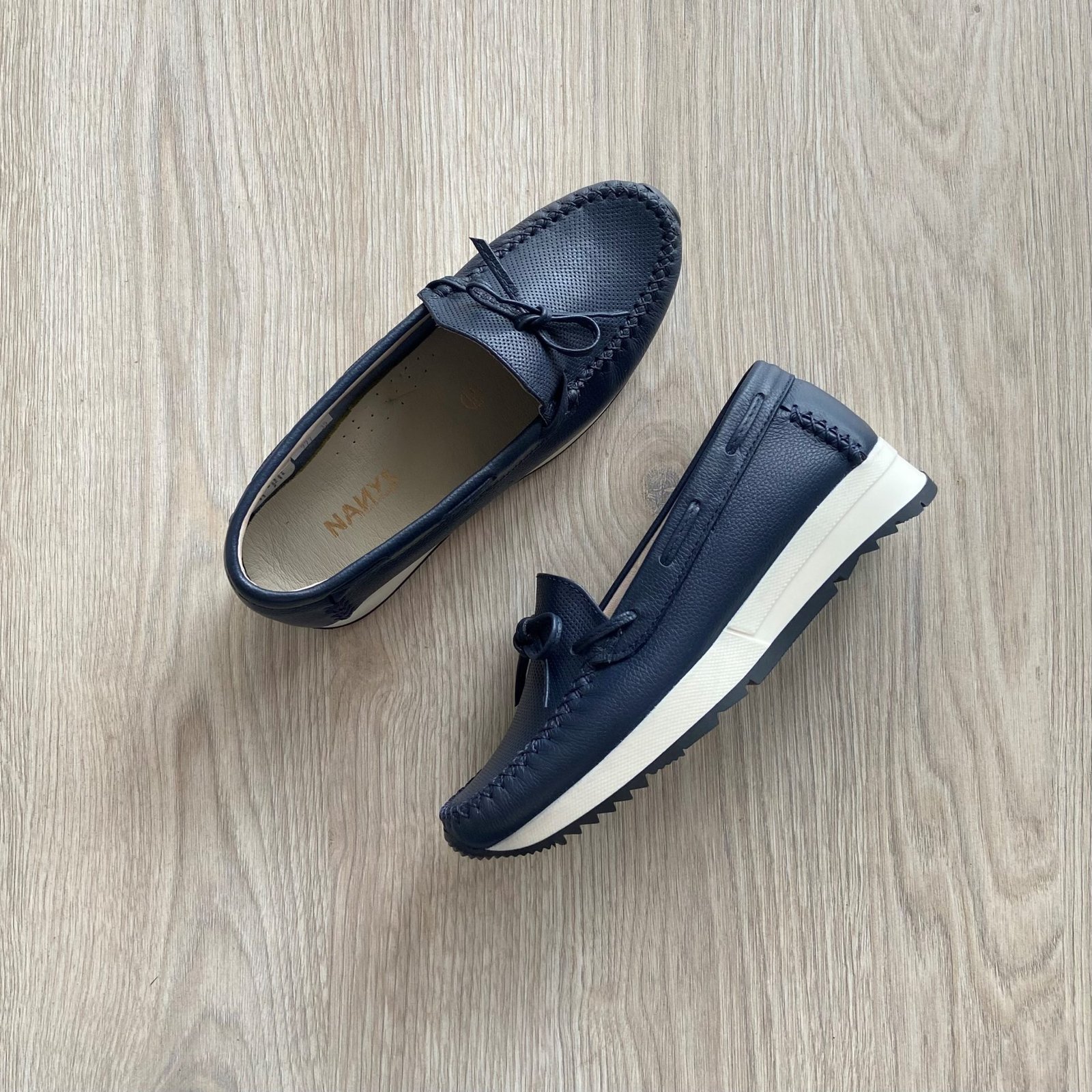 Mocasines azules en cuero con moño