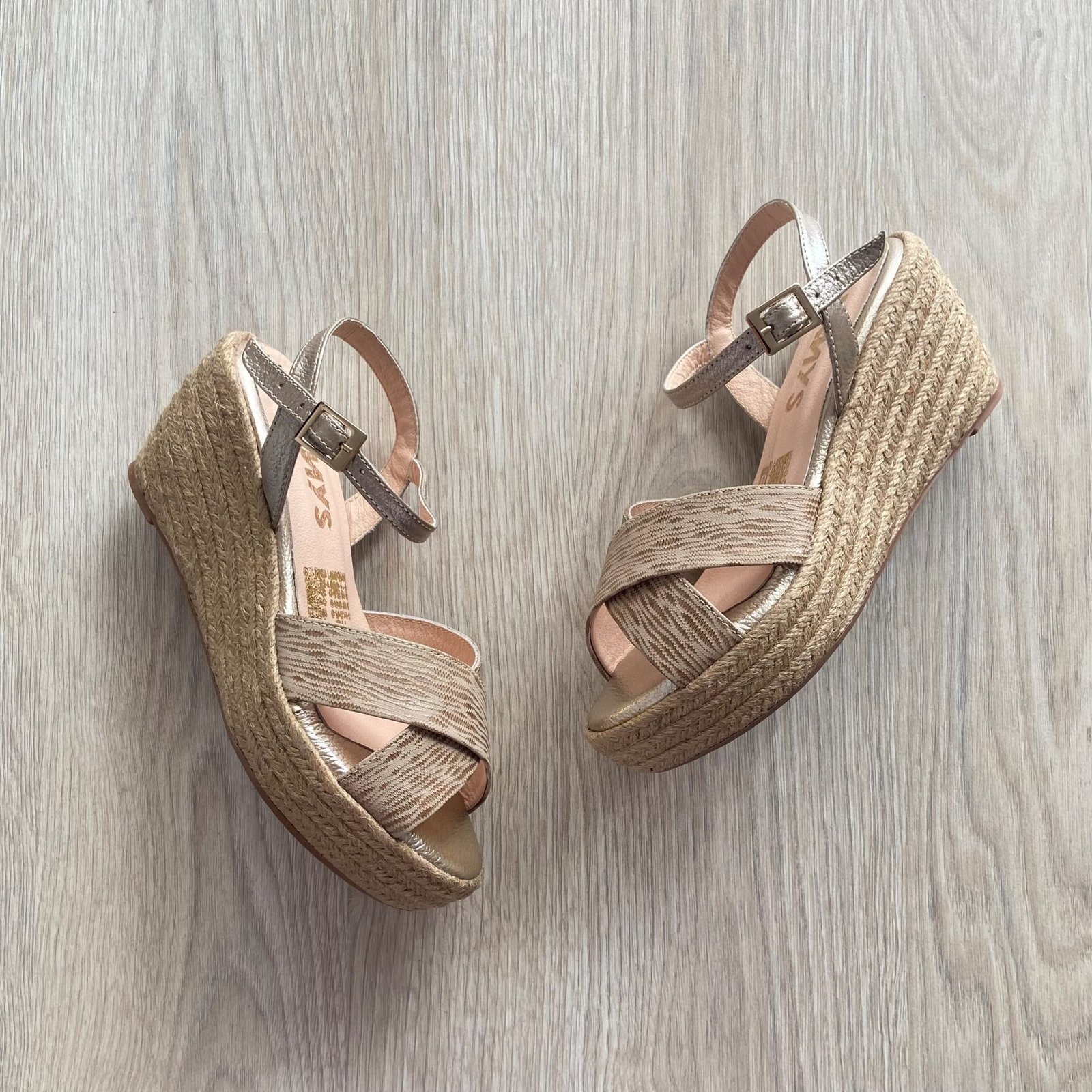 Sandalia cruzada taupe en cuero con yute - Imagen 5