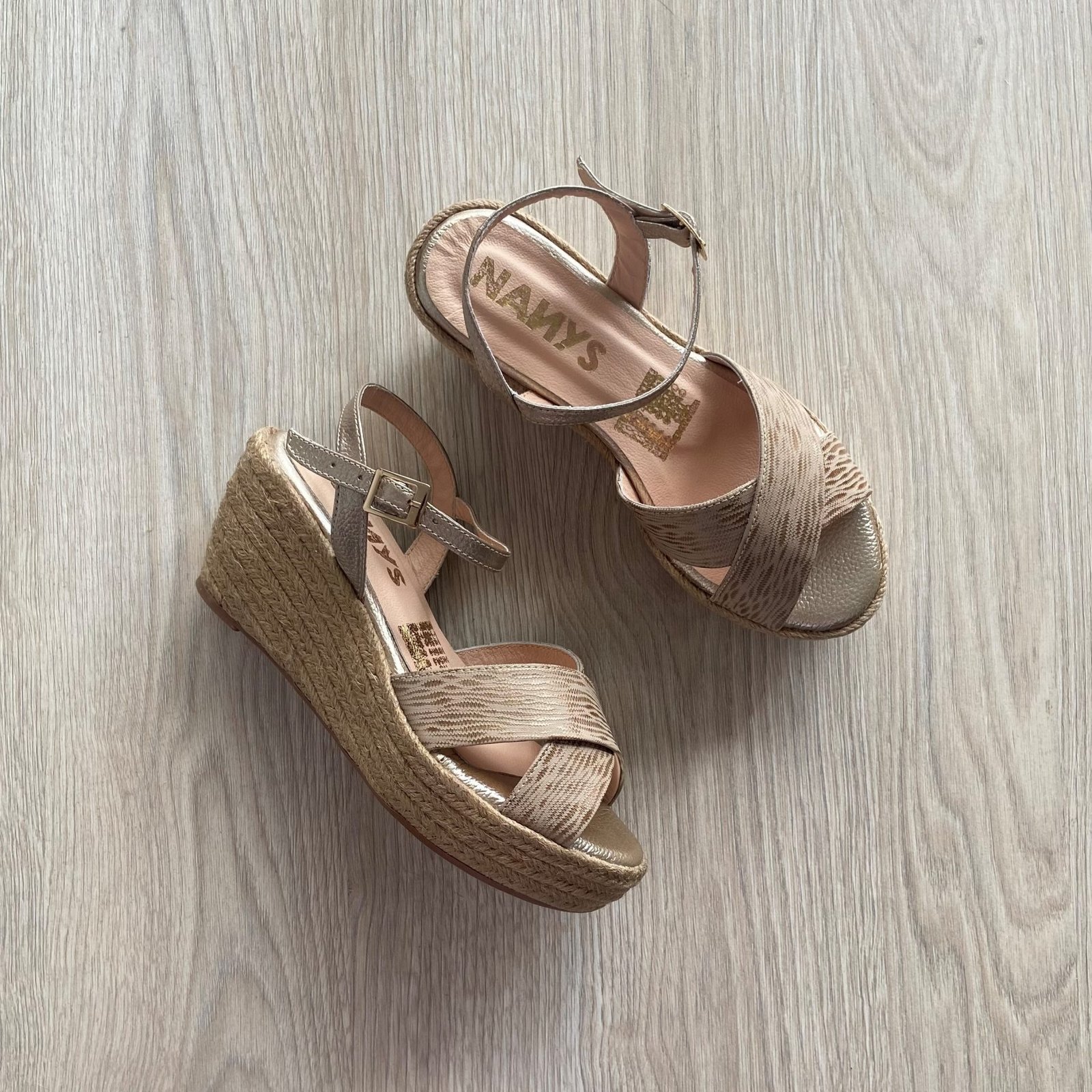 Sandalia cruzada taupe en cuero con yute - Imagen 4