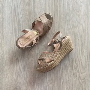 Sandalia cruzada taupe en cuero con yute