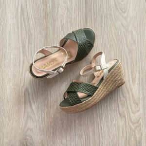 Sandalia cruzada verde oliva en cuero con yute