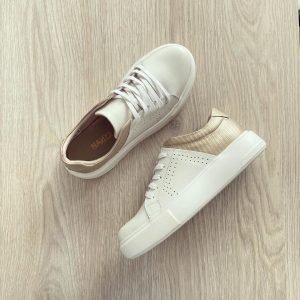 Tenis blanco con dorado en cuero