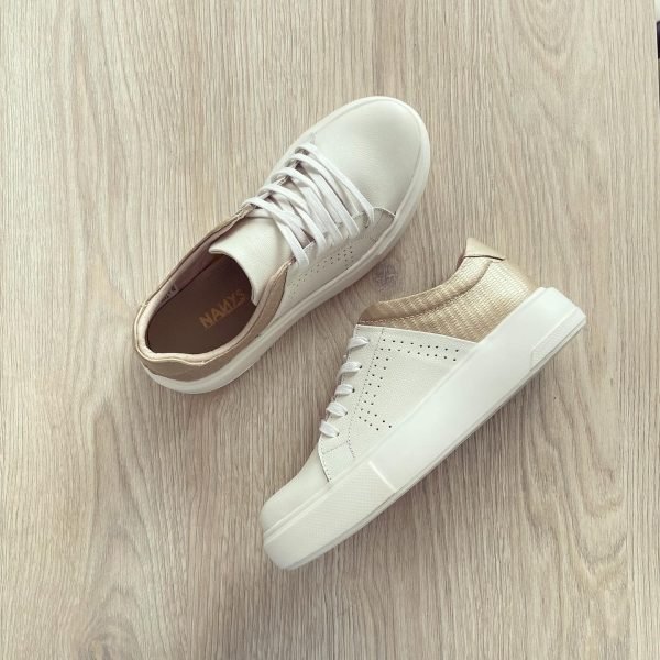 Tenis blanco con dorado en cuero