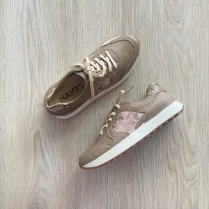 Tenis taupe con aplique palo rosa en cuero