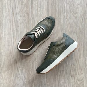 Tenis verde militar en cuero con visos dorados