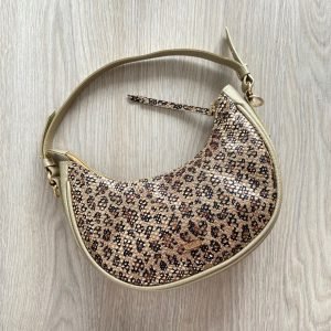 Bolso dorado con animal print en cuero manos libre