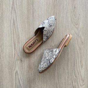 Suecos blancos en cuero tipo folia