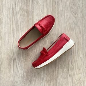 Mocasines rojos en cuero con trenza