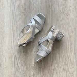 Sandalias plateadas en cuero de tiras