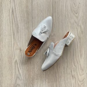 Suecos plateados en cuero con chilindrines plateados