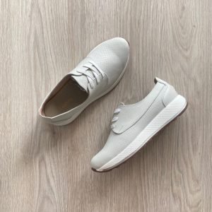 Tenis blanco en cuero grabado