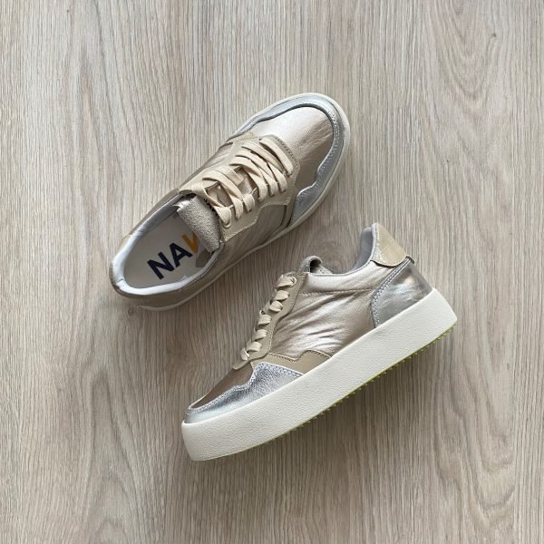 Tenis dorado con plateado y beige en cuero con texturas