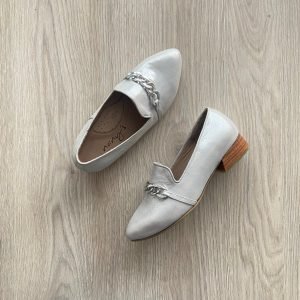 Zapatos plateados con herraje en cuero