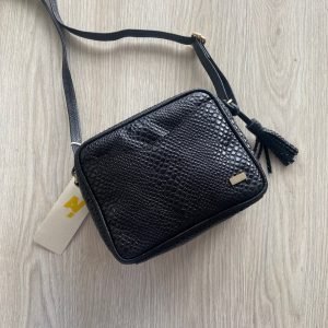 Bolso manos libres negro en cuero