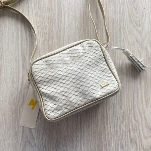 Bolso manos libres talco con dorado en cuero