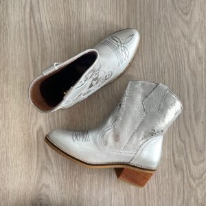 Botas texanas plateadas en cuero