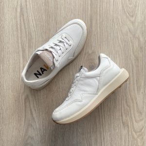 Tenis blancos en cuero