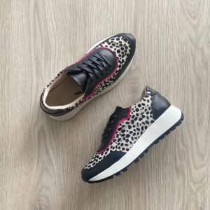 Tenis negros con animal print y fucsia en cuero