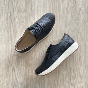 Tenis negros bajitos en cuero