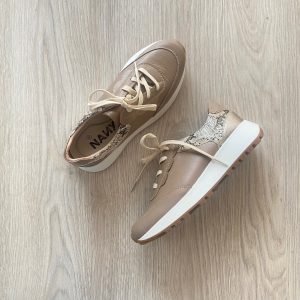 Tenis taupe en cuero con aplique en folia