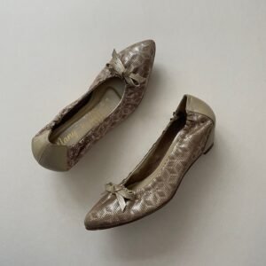 Zapatos dorados en cuero con tacón playa