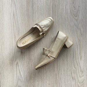 Zapatos dorado en cuero de punta cuadrada