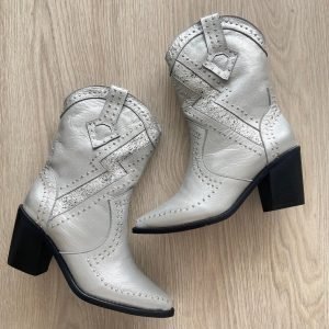 Botas texanas plateadas en cuero con taches