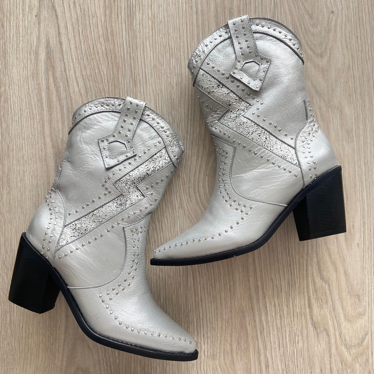 Botas texanas plateadas en cuero con taches