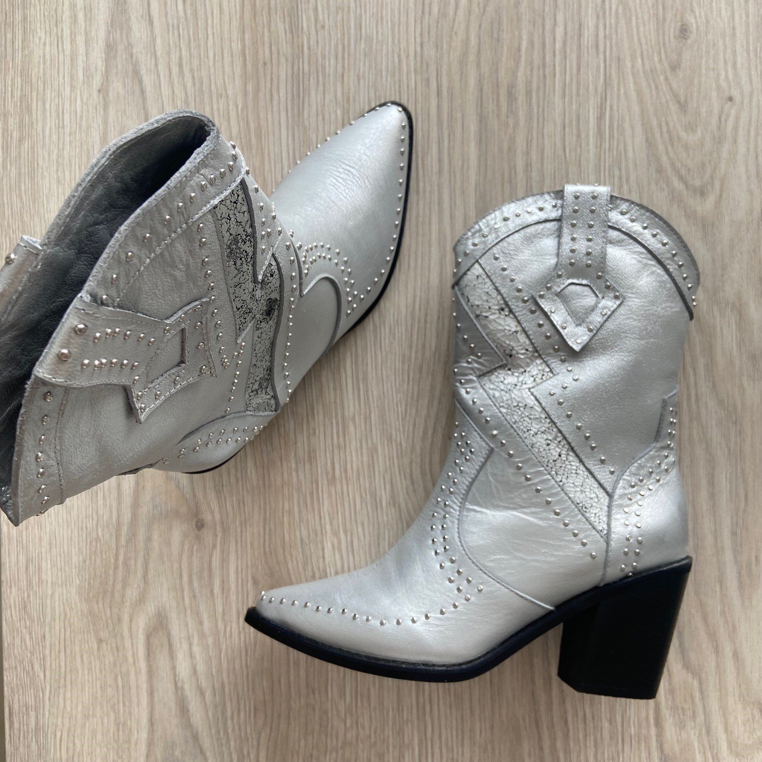Botas texanas plateadas en cuero con taches - Imagen 2