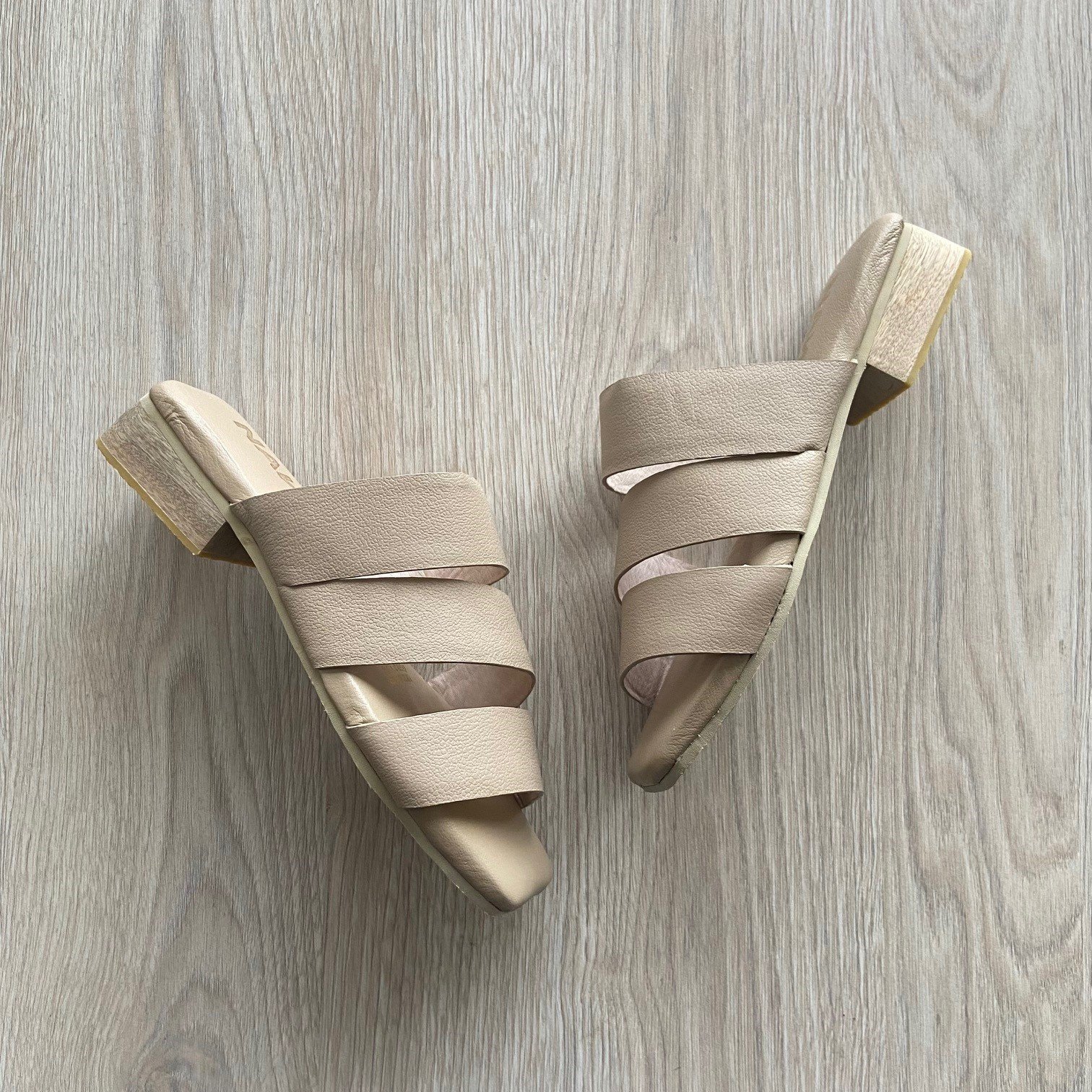 Sandalias bajitas taupe en cuero - Imagen 3