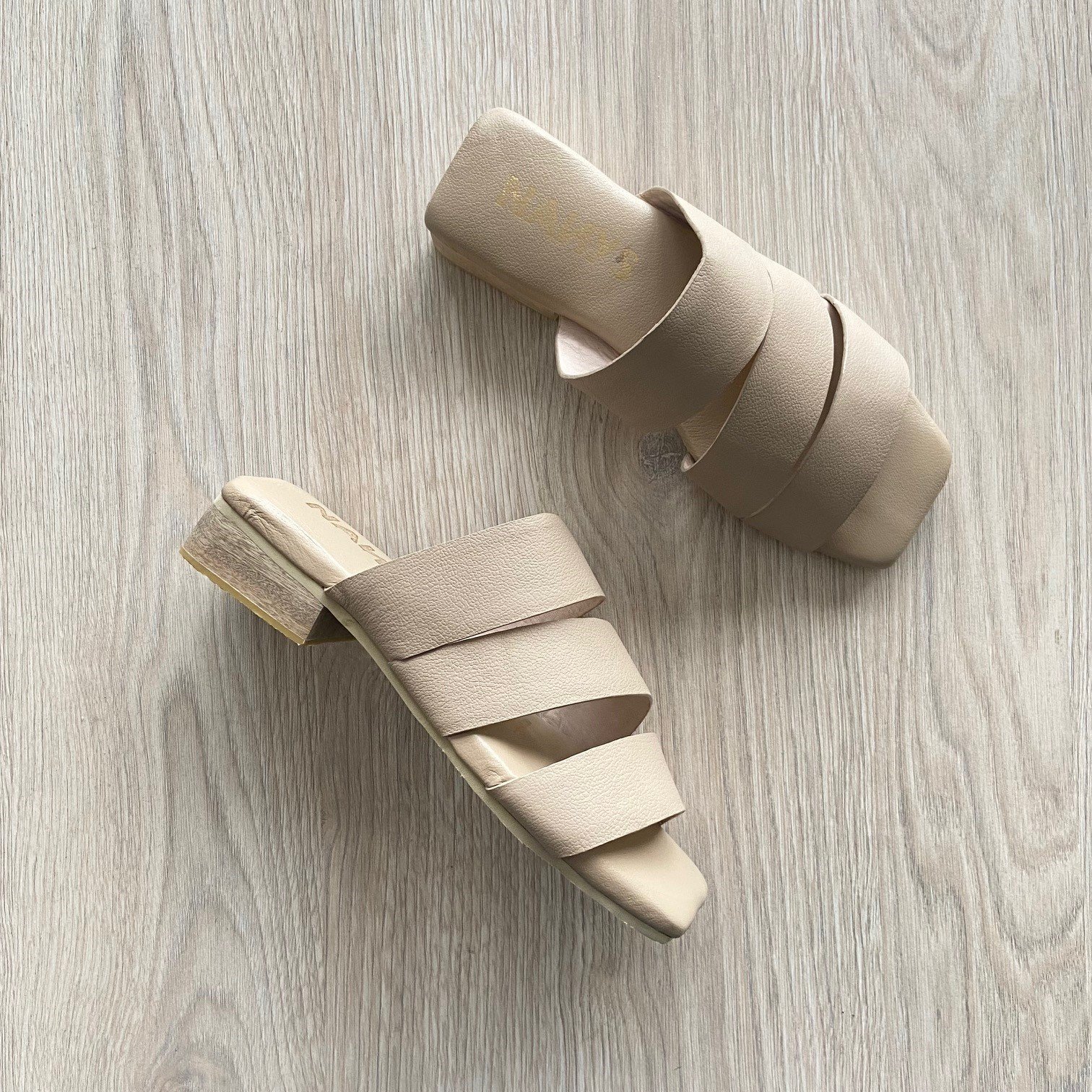 Sandalias bajitas taupe en cuero - Imagen 4