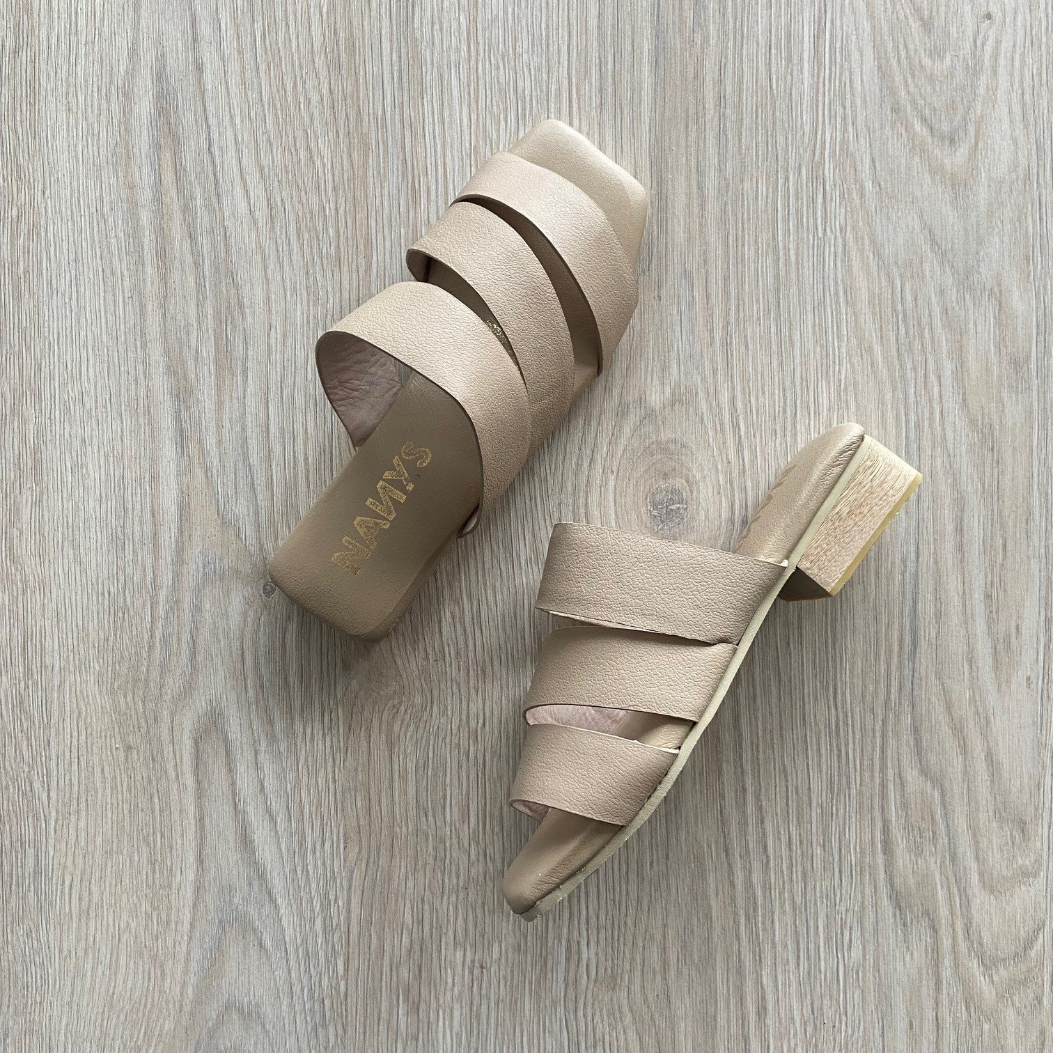 Sandalias bajitas taupe en cuero