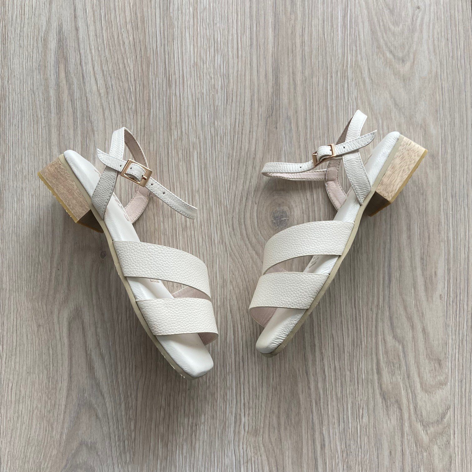 Sandalias bajitas talco en cuero con pulsera - Imagen 5