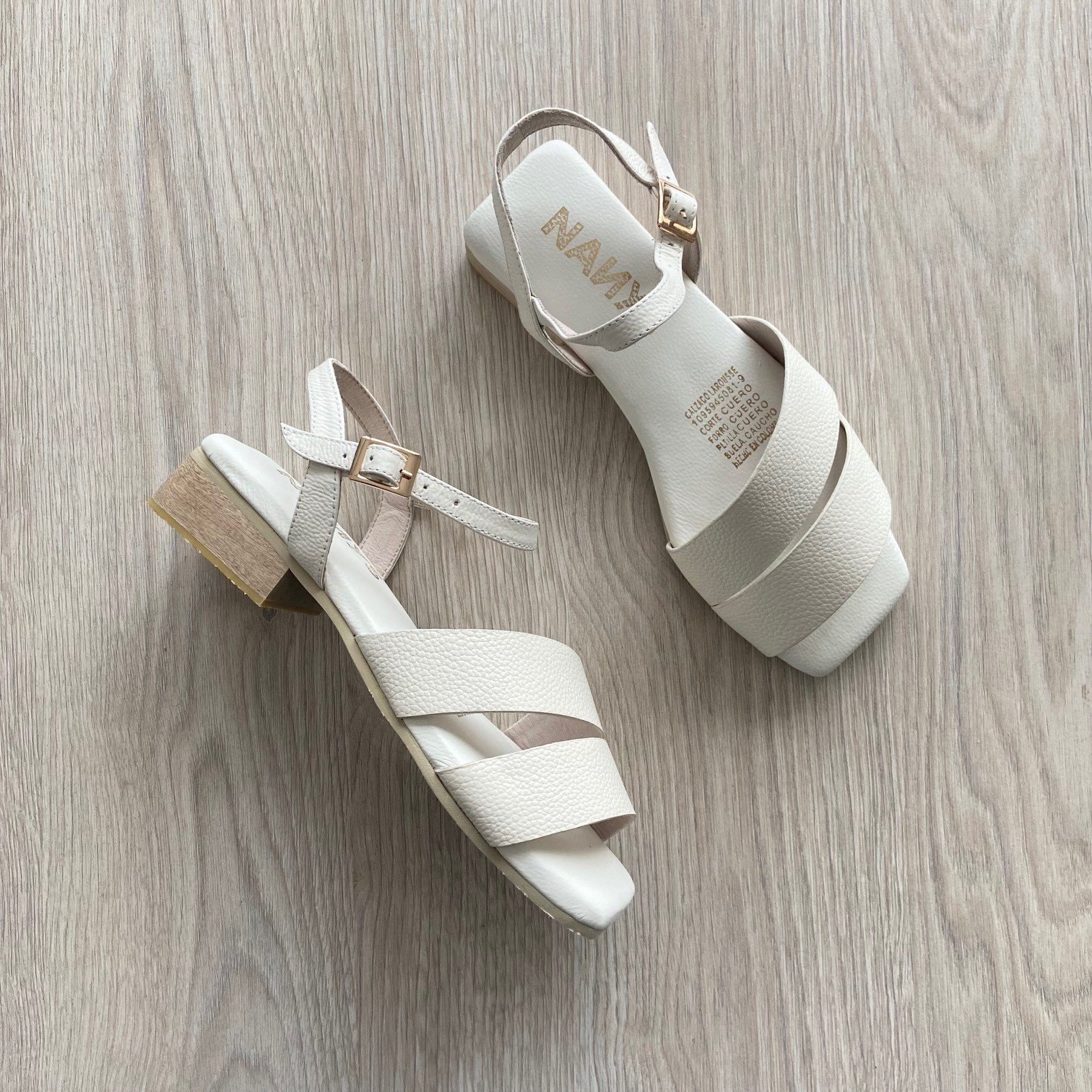 Sandalias bajitas talco en cuero con pulsera - Imagen 4