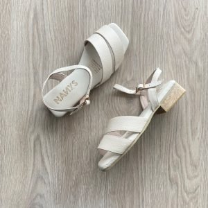 Sandalias bajitas talco en cuero con pulsera