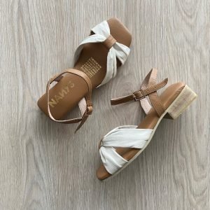 Sandalias bajitas talco con miel en cuero