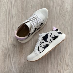 Tenis blancos con animal print y lila en cuero