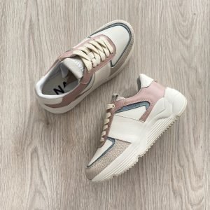 Tenis nude con talco y azul en cuero