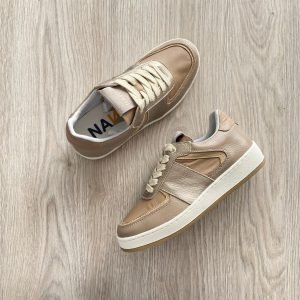 Tenis taupe con dorado en cuero