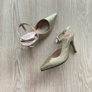 Zapatos dorado altos en cuero