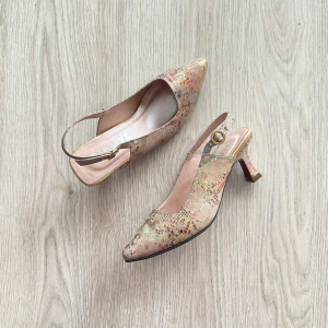 Zapatos en folia camel con chispas de colores en cuero