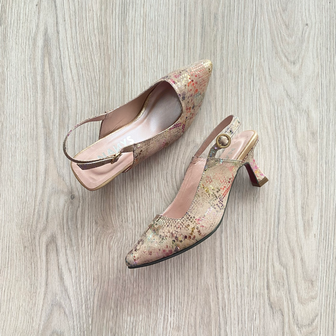 Zapatos en folia camel con chispas de colores en cuero