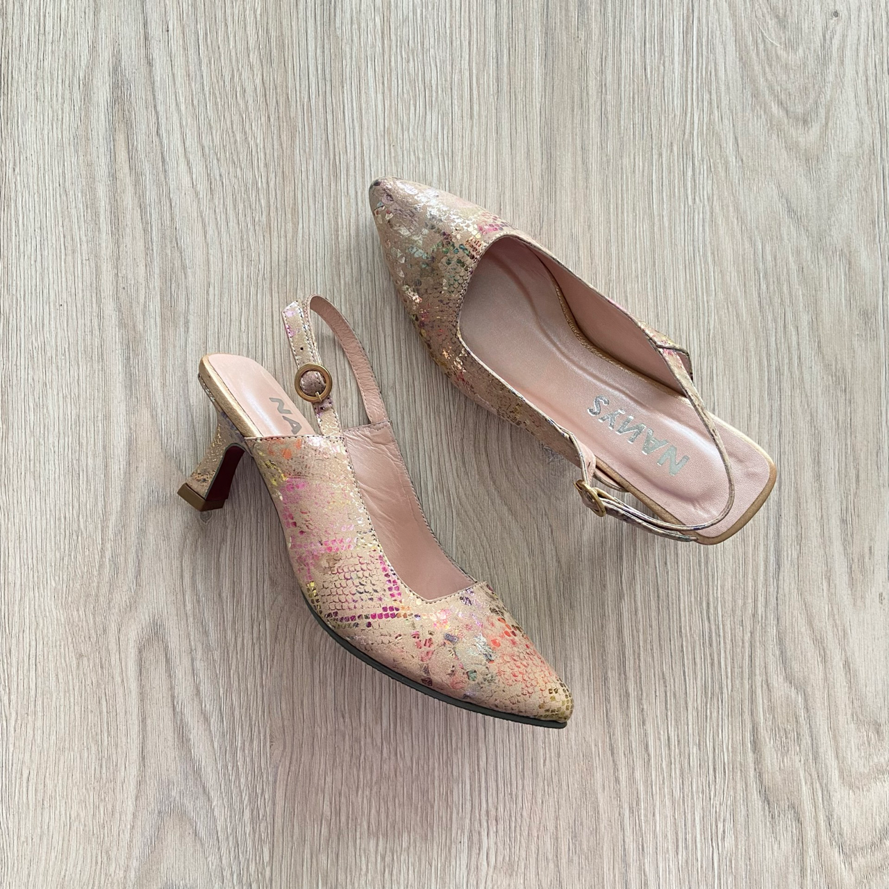 Zapatos en folia camel con chispas de colores en cuero - Imagen 2