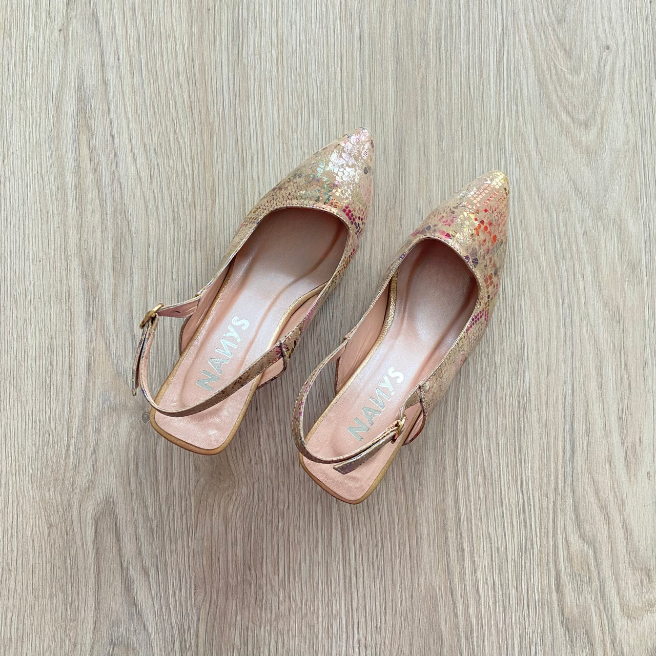 Zapatos en folia camel con chispas de colores en cuero - Imagen 3