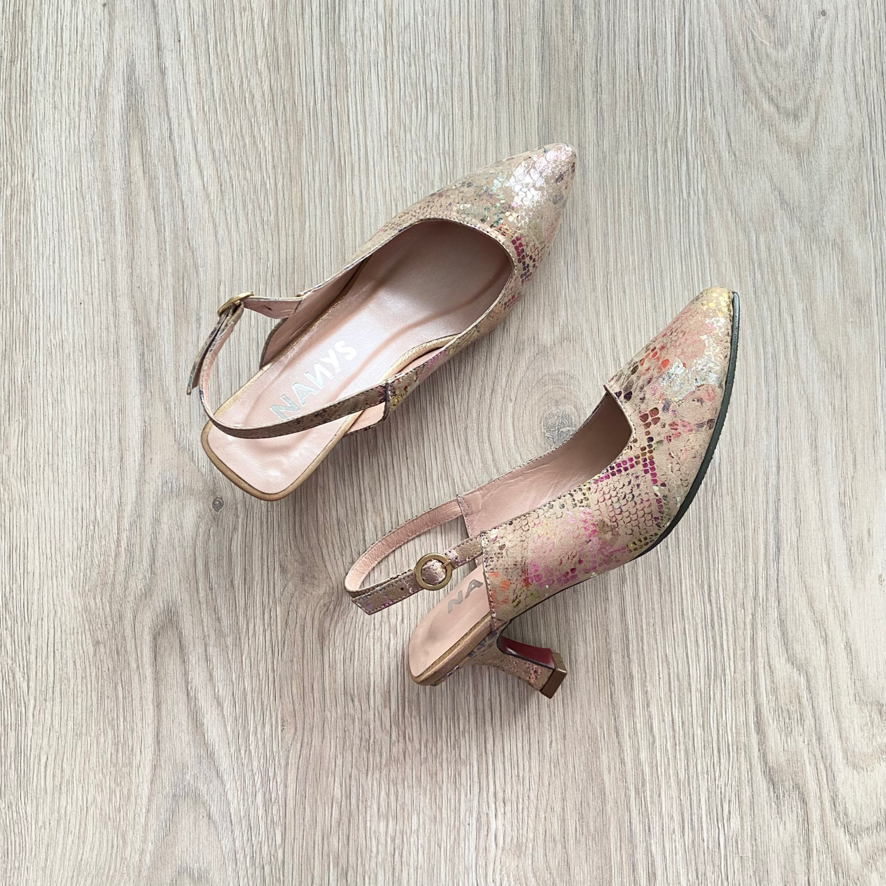 Zapatos en folia camel con chispas de colores en cuero - Imagen 4