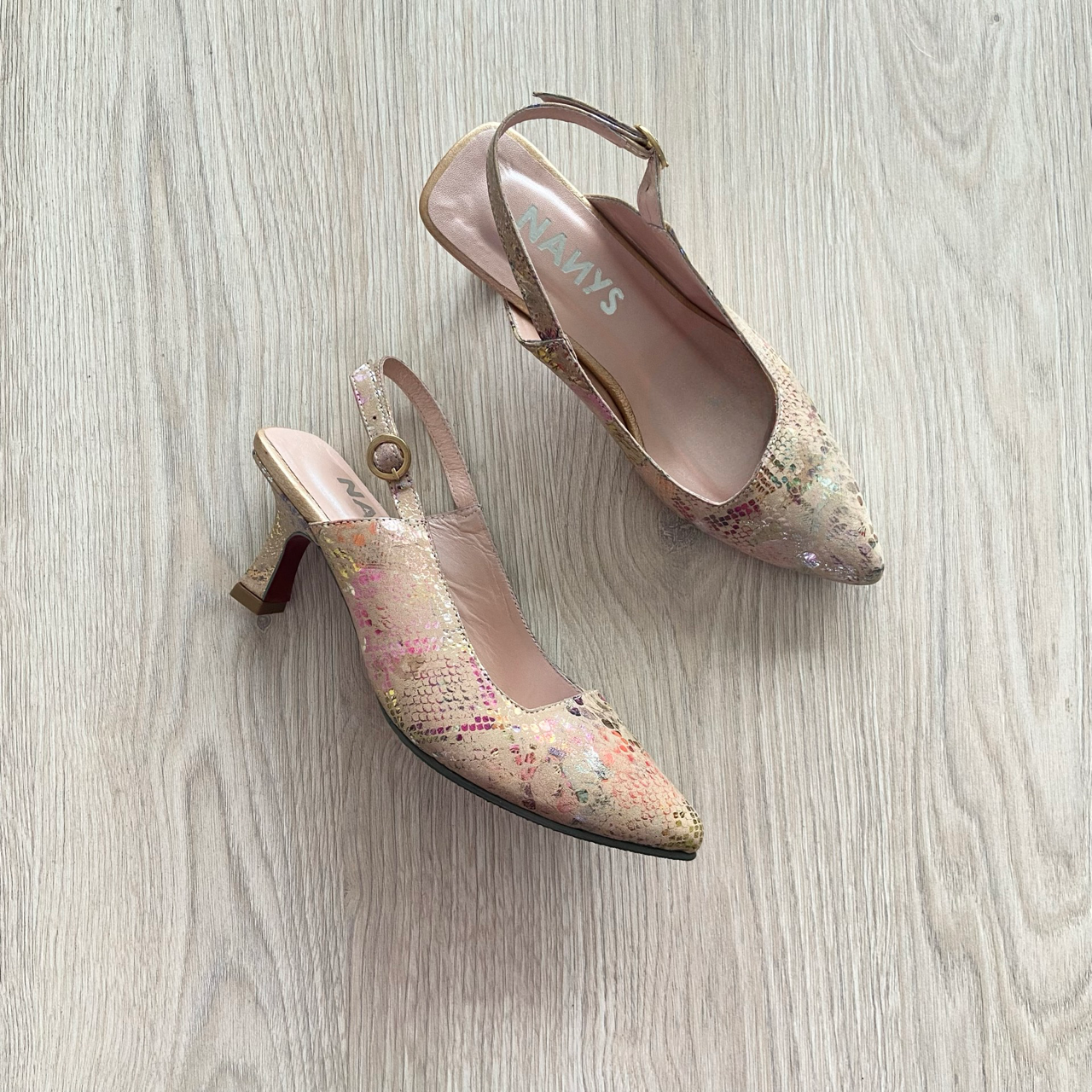 Zapatos en folia camel con chispas de colores en cuero - Imagen 5