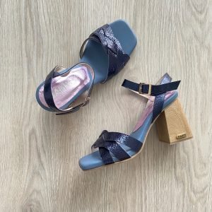 Sandalias azules en cuero con aplique dorado