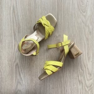 Sandalias amarillas en cuero con aplique dorado